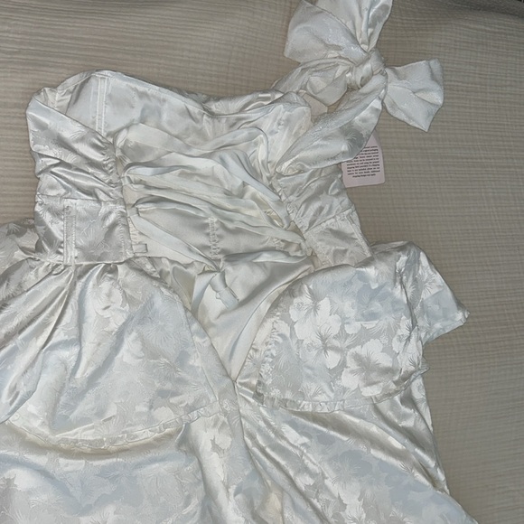 V Chapman Dress - Picture 9 of 17